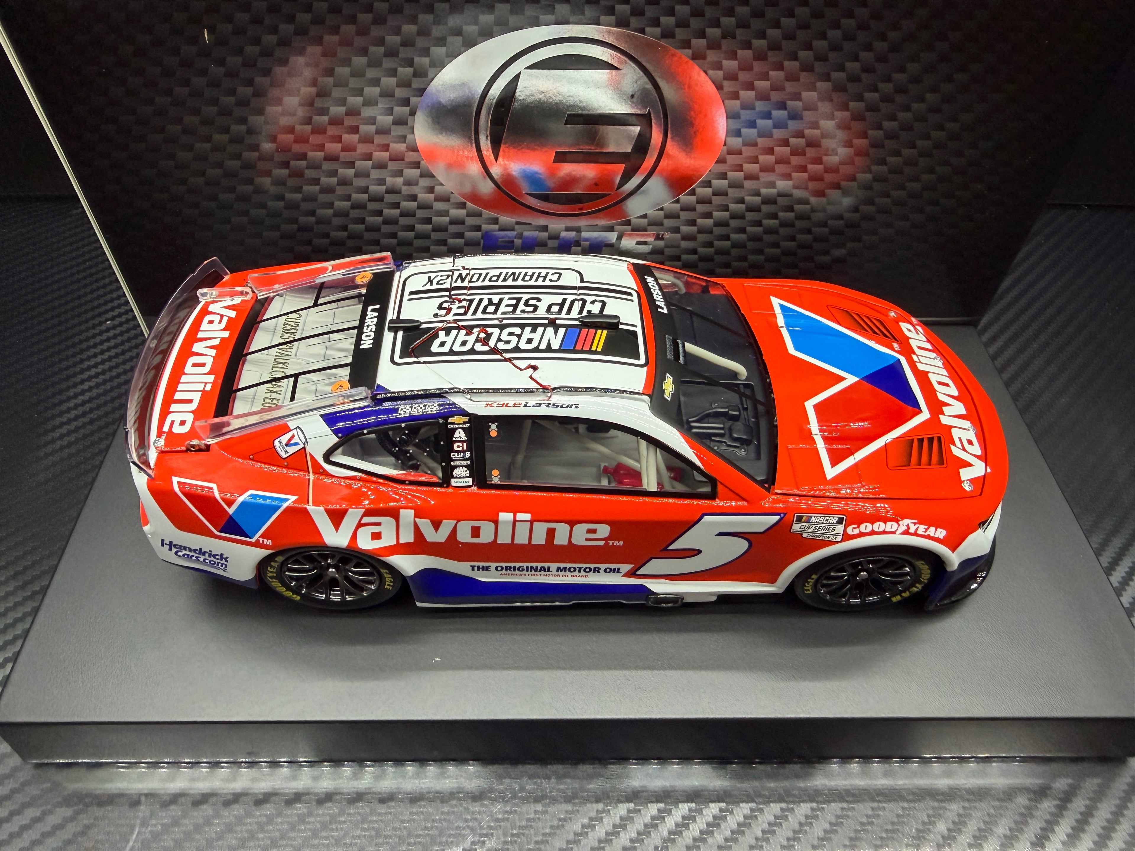 2025 Kyle Larson 1:24 Valvoline Champion ELITE Diecast