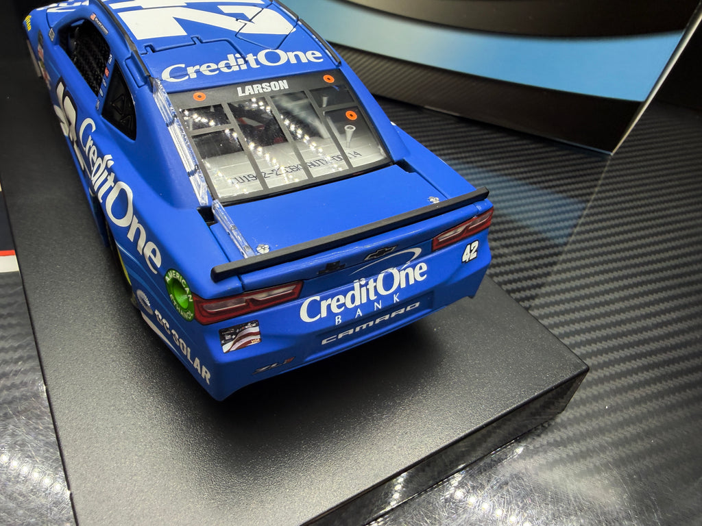 2019 Kyle Larson 1:24 Credit One Bank AUTOGRAPHED NASCAR Diecast