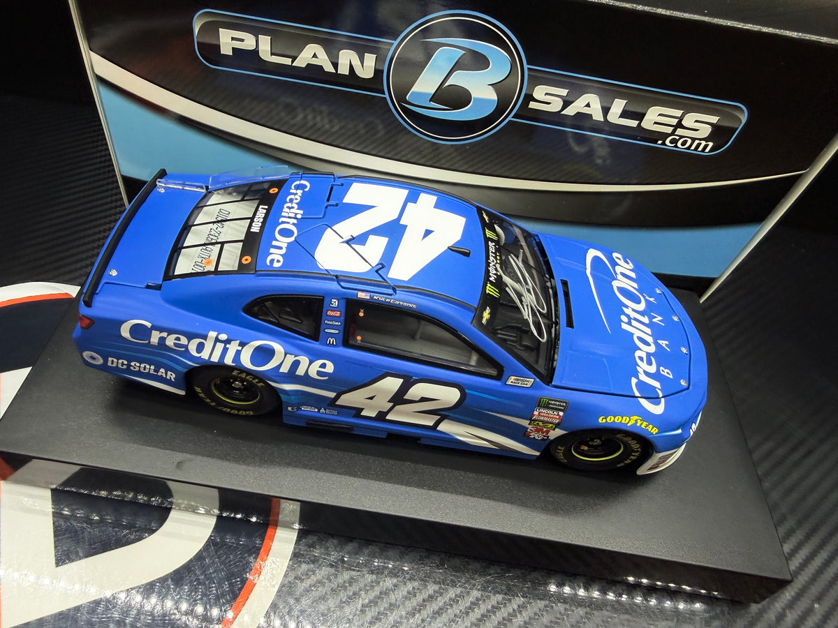 2019 Kyle Larson 1:24 Credit One Bank AUTOGRAPHED NASCAR Diecast